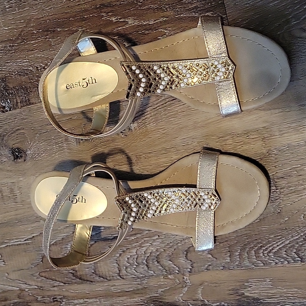 Wedges Brand: east5th, Size: 10M Colors: creme and silver